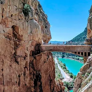 https://apartamentos-parque-ardales.es-andalucia.com